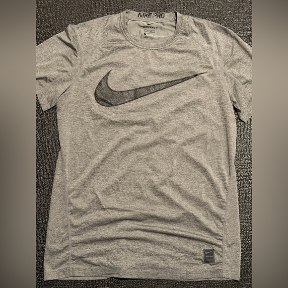 Nike - NikePro fitted tshirt - Picture 1 of 3